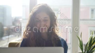 女孩浏览笔记本电脑。